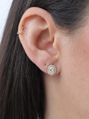 BRINCO OVAL CRAVEJADO - ESSENCIAIS